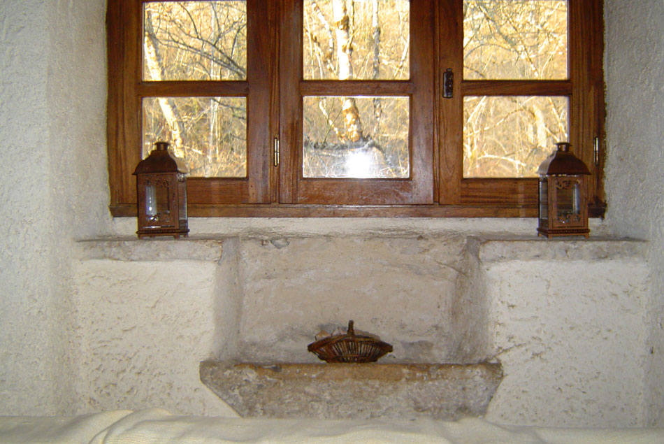 Lavoir uit steen gehouwen