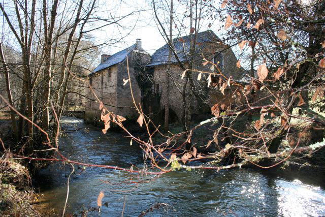 Zicht vanaf overkant rivier